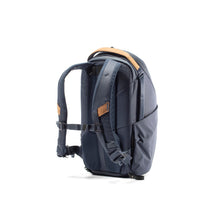 Load image into Gallery viewer, product_closeup|Everyday Rucksack Zip, 15 Liter, Peak Design, Dunkelblau
