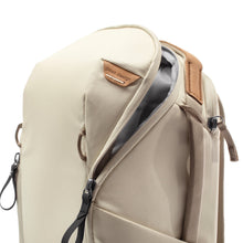 Load image into Gallery viewer, product_closeup|Everyday Backpack Zip von Peak Design, 15 Liter, Creme/Bone
