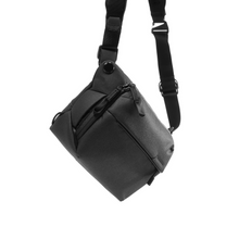 Laden Sie das Bild in den Galerie-Viewer, Peak Design Everyday Sling, 6 Liter, Schwarz
