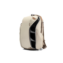 Laden Sie das Bild in den Galerie-Viewer, product_closeup|Everyday Backpack Zip von Peak Design, 15 Liter, Creme/Bone
