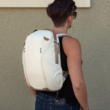 Laden Sie das Bild in den Galerie-Viewer, dark,theme_color-#E4DECB|Everyday Backpack Zip von Peak Design, 15 Liter, Creme/Bone
