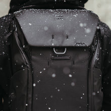 Laden Sie das Bild in den Galerie-Viewer, dark|Iconic Peak Design Everyday Backpack in black
