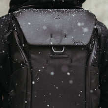 Load image into Gallery viewer, dark|Iconic Peak Design Everyday Backpack in black
