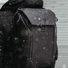Laden Sie das Bild in den Galerie-Viewer, dark|Iconic Peak Design Everyday Backpack in black
