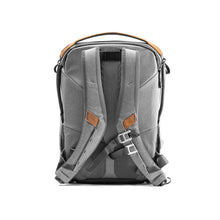 Laden Sie das Bild in den Galerie-Viewer, product_closeup|Peak Design Everyday Backpack, 20 Liter, Ash/Hellgrau
