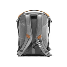 Load image into Gallery viewer, product_closeup|Peak Design Everyday Backpack, 20 Liter, Ash/Hellgrau
