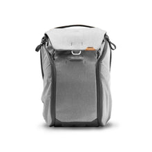 Laden Sie das Bild in den Galerie-Viewer, product_closeup|Peak Design Everyday Backpack, 20 Liter, Ash/Hellgrau

