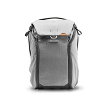 Load image into Gallery viewer, product_closeup|Peak Design Everyday Backpack, 20 Liter, Ash/Hellgrau
