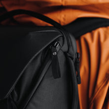 Load image into Gallery viewer, dark|Iconic Peak Design Everyday Backpack in black
