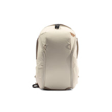 Laden Sie das Bild in den Galerie-Viewer, product_closeup|Everyday Backpack Zip von Peak Design, 15 Liter, Creme/Bone
