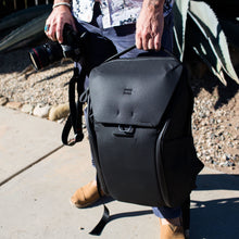 Laden Sie das Bild in den Galerie-Viewer, dark|Peak Design 30 Liter Backpack, Schwarz
