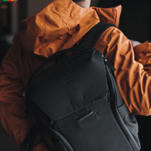 Load image into Gallery viewer, dark|Iconic Peak Design Everyday Backpack in black
