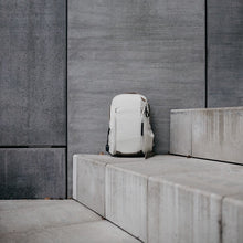Laden Sie das Bild in den Galerie-Viewer, dark,theme_color-#E4DECB|Everyday Backpack Zip von Peak Design, 15 Liter, Creme/Bone

