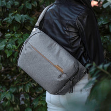 Laden Sie das Bild in den Galerie-Viewer, dark,theme_color-#BCBCBC|Peak Design Everyday Sling, 10 Liter, Grau
