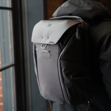 Load image into Gallery viewer, dark|Iconic Peak Design Everyday Backpack in black
