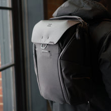 Laden Sie das Bild in den Galerie-Viewer, dark|Iconic Peak Design Everyday Backpack in black
