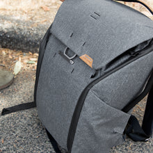 Load image into Gallery viewer, dark|Peak Design Everyday Backpack, 20L, Charcoal
