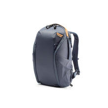 Laden Sie das Bild in den Galerie-Viewer, product_closeup|Everyday Rucksack Zip, 15 Liter, Peak Design, Dunkelblau
