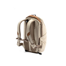 Laden Sie das Bild in den Galerie-Viewer, product_closeup|Everyday Backpack Zip von Peak Design, 15 Liter, Creme/Bone
