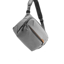 Laden Sie das Bild in den Galerie-Viewer, Peak Design Everyday Sling, 10 Liter, Grau
