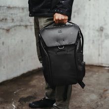 Laden Sie das Bild in den Galerie-Viewer, dark|Iconic Peak Design Everyday Backpack in black
