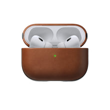 Laden Sie das Bild in den Galerie-Viewer, product_closeup|NOMAD Apple AirPods Pro 2 Case, Leder, English Tan
