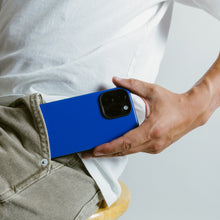 Laden Sie das Bild in den Galerie-Viewer, NOMAD iPhone 15 Pro Max Sport Case, Super Blue
