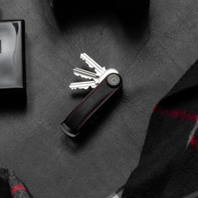 Laden Sie das Bild in den Galerie-Viewer, dark|Orbitkey Key Organizer, Leder, Schwarz mit roter Bestickung, Premium Schlüsselhalter aus Leder
