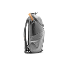 Load image into Gallery viewer, product_closeup|Peak Design Everyday Backpack, Zip, 15 Liter, Ash/Grau
