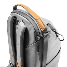 Load image into Gallery viewer, dark,theme_color-#BBBBBB|Peak Design Everyday Backpack, 20 Liter, Ash/Hellgrau
