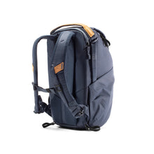 Load image into Gallery viewer, product_closeup|Peak Design Everyday Backpack 20 Liter, Midnight (Blau)
