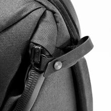 Laden Sie das Bild in den Galerie-Viewer, dark|Iconic Peak Design Everyday Backpack in black
