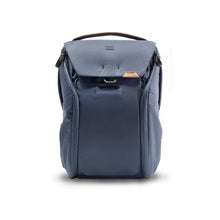 Load image into Gallery viewer, product_closeup|Peak Design Everyday Backpack 20 Liter, Midnight (Blau)
