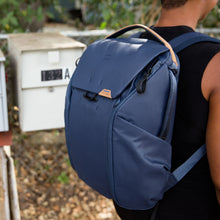 Load image into Gallery viewer, dark,theme_color-#404E6C|Peak Design Everyday Backpack 20 Liter, Midnight (Blau)
