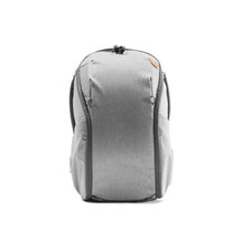 Laden Sie das Bild in den Galerie-Viewer, product_closeup|Peak Design Everyday Backpack Zip, 20 Liter, Ash (Hellgrau)
