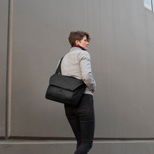 Laden Sie das Bild in den Galerie-Viewer, dark|Peak Design Everyday Messenger, 13 Liter, Schwarz
