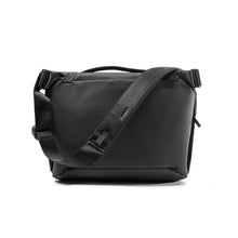 Load image into Gallery viewer, product_closeup|Peak Design Everyday Messenger, 13 Liter, Schwarz
