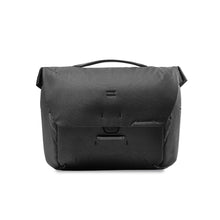 Load image into Gallery viewer, product_closeup|Peak Design Everyday Messenger, 13 Liter, Schwarz
