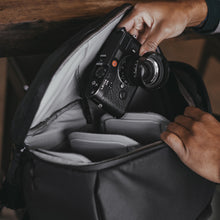 Load image into Gallery viewer, dark|Iconic Peak Design Everyday Backpack in black
