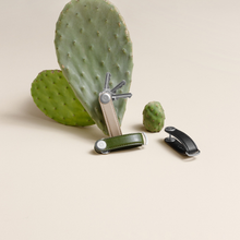 Laden Sie das Bild in den Galerie-Viewer, Schlüssel-Organizer aus Kaktus, vegan und nachhaltig, in Schwarz, Premium Schlüsselbund
