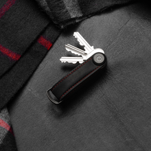 Laden Sie das Bild in den Galerie-Viewer, dark|Orbitkey Key Organizer, Leder, Schwarz mit roter Bestickung, Premium Schlüsselhalter aus Leder
