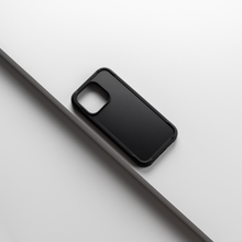 Laden Sie das Bild in den Galerie-Viewer, NOMAD Rugged Hülle für das Apple iPhone 15 Pro in Schwarz

