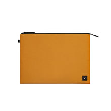 Laden Sie das Bild in den Galerie-Viewer, product_closeup|Tasche MacBook Pro 16 Zoll, Kraft, Recycled, Native Union
