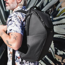 Laden Sie das Bild in den Galerie-Viewer, dark|Peak Design 30 Liter Backpack, Schwarz
