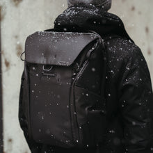 Load image into Gallery viewer, dark|Iconic Peak Design Everyday Backpack in black
