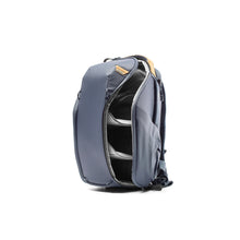 Laden Sie das Bild in den Galerie-Viewer, product_closeup|Everyday Rucksack Zip, 15 Liter, Peak Design, Dunkelblau
