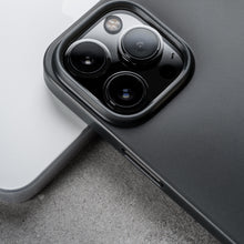 Laden Sie das Bild in den Galerie-Viewer, dark|NOMAD iPhone 15 Pro Super Slim Case, Carbide
