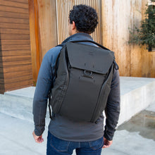 Load image into Gallery viewer, dark|Iconic Peak Design Everyday Backpack in black
