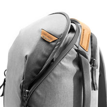 Load image into Gallery viewer, product_closeup|Peak Design Everyday Backpack, Zip, 15 Liter, Ash/Grau
