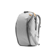 Laden Sie das Bild in den Galerie-Viewer, product_closeup|Peak Design Everyday Backpack Zip, 20 Liter, Ash (Hellgrau)
